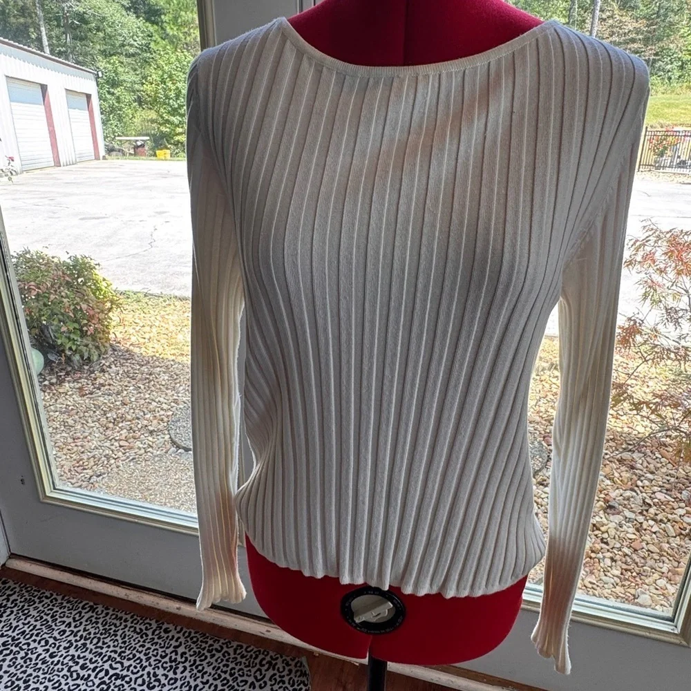 Elegant White Ribbed Sweater excellent used condition, size medium - Picture 1 of 5